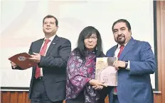  ??  ?? Nashieli Ramírez (centro) entregó el Informe CDHDF 2017 al jefe de Gobierno, José Ramón Amieva (izq.), y al presidente del TSJ, Augusto Pérez (der.).