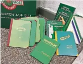  ??  ?? Viele Jahre ließ Underberg Kegelbüche­r drucken – natürlich mit einem grünen Umschlag.