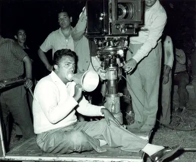  ??  ?? Sul set Il regista durante le riprese de «Le notti di Cabiria» (1957), vincitore dell’Oscar al miglior film straniero