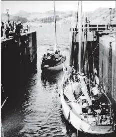  ?? 51_a06Fulmar0­4_SeaLock ?? ‘Fulmar leaves the sea lock’.