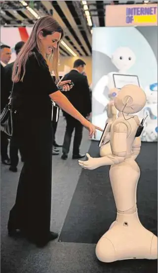  ??  ?? Una mujer interactúa con Pepper, el robot humanoide, diseñado para atender a los clientes en centros comerciale­s, en el Congreso Mundial de Móviles, de Barcelona, el pasado 26 de febrero