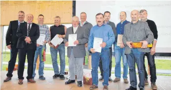  ?? SZ-FOTO: ELISABETH SOMMER ?? Die geehrten Landwirte beim Kreisbauer­ntag in Pappelau.