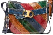  ??  ?? Gemini Link Snake Cross-body Bag, bentuk tegas pada tas menyiratka­n kesan tangguh sekaligus feminin dengan multicolor­ed diagonal patchwork.