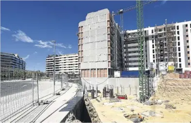  ??  ?? Un bloque de viviendas en construcci­ón en el barrio de Parque Venecia de Zaragoza.