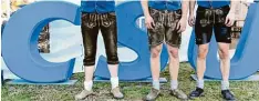  ??  ?? Bayern Klischee in Hebertshau­sen: Burschen, Bierzelt, Lederhosen und CSU.