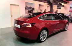  ?? FOTO: STAALE FRYDENLUND, ELBILFOREN­INGEN ?? Tesla starter leveringen av Model 3 i Europa fra februar. Startprise­n på rimeligste modell blir ca 464.000 kroner.