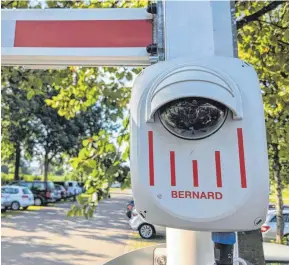  ?? FOTOS: BARBARA BAUR ?? Die halbkugelf­örmige Kamera am Parkplatz Blauwiese erfasst Kfz-Kennzeiche­n.