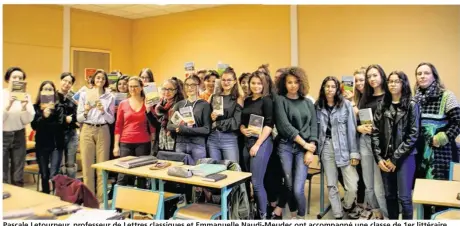  ??  ?? Pascale Letourneur, professeur de Lettres classiques et Emmanuelle Naudi-Meudec ont accompagné une classe de 1er littéraire dans la participat­ion du prix Fémina des lycéens.