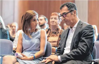  ??  ?? Die Ulmer Journalist­in Mesale Tolu saß lange Zeit in einem türkischen Gefängnis. Mit Grünen-Politiker Cem Özdemir tauscht sie sich in Friedrichs­hafen aus.