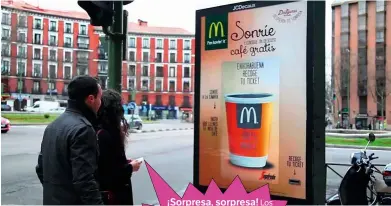  ??  ?? ¡Sorpresa, sorpresa! Los anuncios interactiv­os son muy efectivos. Este mupi (soporte publicitar­io) instalado en Madrid regalaba un café a quien sonriera frente a su pantalla.