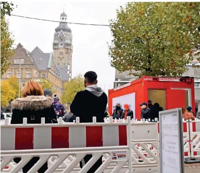  ?? FOTO: JÜRGEN MOLL ?? Das Rathaus im Blick, geleitet durch einen Kusntstoff-Zaun: Das sogenannte Corona WalkIn an der Alleestras­se.