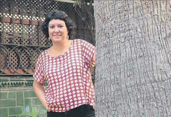  ?? KIM MANRESA ?? Gemma Sardà, en el jardín del Ateneu Barcelonès, fue finalista del premio Casero de novela corta