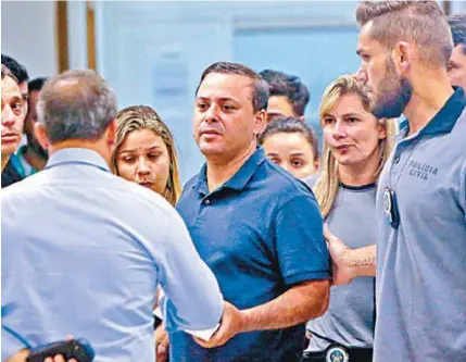  ?? LUCIANO BELFORD/ AGÊNCIA O DIA LUCIANO BELFORD/AGÊNCIA O DIA ?? Rodrigo Neves (ao centro) é acusado de corrupção ativa, passiva e peculato pelo Ministério Público Estadual. Foi levado para Benfica