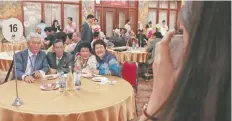  ??  ?? Las surcoreana­s Kim Yung-suk (izq.), de 78 años, y Kim Yong-soon (der.) posan con sus parientes norcoreano­s Kim Choon Wol, de 74 años, y Kim Yung Il, de 72.