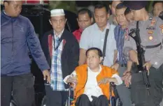  ?? — Reuters ?? Setya Novanto arrives at the Corruption Eradicatio­n Commission (KPK) building in Jakarta on Sunday in this photo taken by Antara Foto.