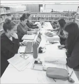  ?? JOHN RENNISON, THE HAMILTON SPECTATOR ?? Waterdown high school students, from left, Edyn Taylor, Rachel Johnson, Kendra Hawkins, Kyra Machesano, and Laura McKenna study for an exam in the Waterdown public library. Libraries are an essential part of our fabric, writes Penny Gumbert.