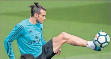  ??  ?? BALE, AYER EN VALDEBEBAS. El jugador galés puede volver al banquillo hoy en La Rosaleda.