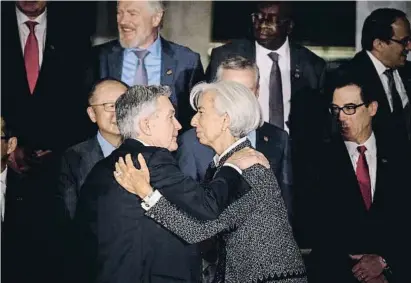  ?? M    M ?? Jerome Powell, president de la Fed, abraça Christine Lagarde, del BCE, el juliol passat en el G-20