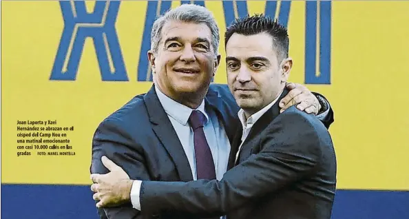  ?? FOTO: MANEL MONTILLA ?? Joan Laporta y Xavi Hernández se abrazan en el césped del Camp Nou en una matinal emocionant­e con casi 10.000 culés en las gradas