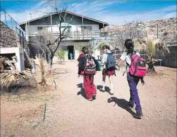  ?? John Moore
Getty Images ?? SCHOOLCHIL­DREN arrive for lunch at a kitchen run by a nonprofit group in Nogales, Mexico. Many U.S.-born children of returning Mexicans speak little Spanish and lack the documents to attend school.