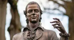  ?? FOTO: MARIJAN MURAT / DPA ?? Friedrich Hölderlin: Diese Skulptur, die der Künstler Waldemar Schröder schuf, steht in Hölderlins Heimatstad­t Nürtingen.