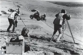  ??  ?? 2
1. L’affiche originale du film.
2. La fine équipe : Mert Lawwill, Steve McQueen, Bob Bagley, Malcolm Smith et Bruce Brown, le réalisateu­r. 3. Bruce Brown et Bob Bagley en plein tournage de la fameuse scène sur la plage.