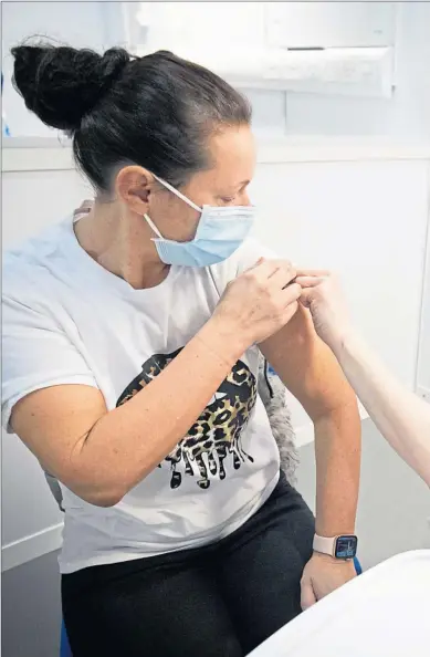  ?? Picture
Jane Barlow ?? Nurse Eleanor Pinkerton administer­s a Covid-19 vaccine to one of the health and social care staff at the NHS Louisa Jordan Hospital in Glasgow