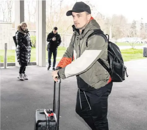  ?? FRESHFOCUS ?? Xherdan Shaqiri beim Check-in im Hotel Atlantis – am Abend stellte sich heraus, dass der Liverpool-Star nicht spielen kann.