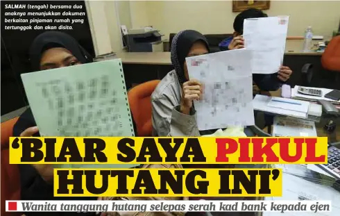  ??  ?? SALMAH (tengah) bersama dua anaknya menunjukka­n dokumen berkaitan pinjaman rumah yang tertunggak dan akan disita.