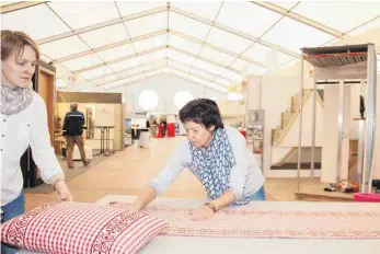  ?? FOTO: BERNHARD HAMPP ?? Gudrun Köhler (rechts) und Helga Müller vom Bopfinger Unternehme­n Raumaussta­ttung Köhler haben am Freitag ihren Kapfenburg­messe-Stand aufgebaut.