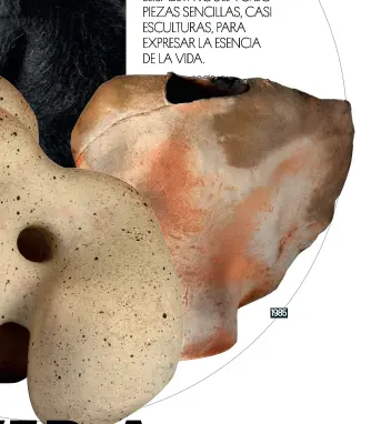  ??  ?? Tendresse complice
(1975) y, dcha., La grande aile qui s’envole (1985), ambas de gres con la técnica del colombín. Arriba, la ceramista Elisabeth Joulia en 1956. 1985
