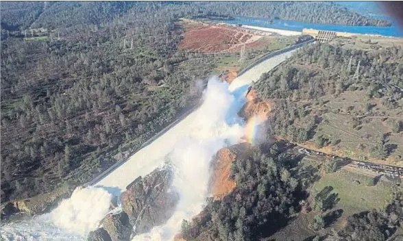  ?? HANDOUT / REUTERS ?? Imagen aérea del aliviadero dañado de la presa de Oroville, que se encuentra a unos 250 kilómetros al noroeste de San Francisco