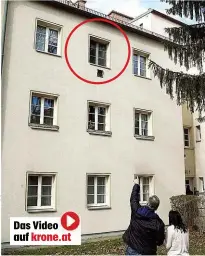  ??  ?? Am Einsatzo rt: Aus di esem Fenster ( Krei s) stürz te das Ki nd rund 15 Meter in die Ti efe und prallte auf der Wi ese auf – ins Spital geflo gen.