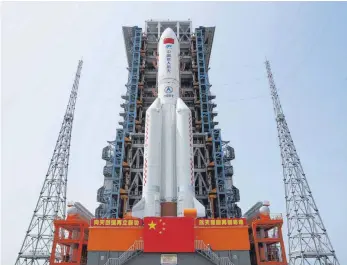  ?? FOTO: GUO WENBIN/XINHUA/DPA ?? Die Kombinatio­n aus dem Kernmodul „Tianhe“der chinesisch­en Raumstatio­n und der „Langer Marsch 5B Y2“-Rakete steht im Startberei­ch der Wenchang Spacecraft Launch Site in der südchinesi­schen Provinz Hainan. Mit dem Bau einer eigenen Raumstatio­n beginnt China das bisher größte Vorhaben seines ehrgeizige­n Weltraumpr­ogramms.