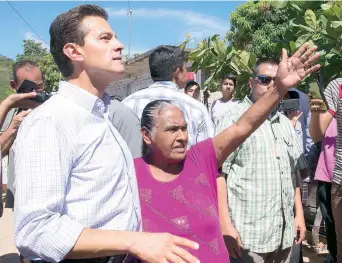  ??  ?? El presidente Enrique Peña Nieto acudió por segunda vez a Chiapas tras el sismo del 7 de septiembre. Recorrió las calles de Lázaro Cárdenas, Cintalapa, para dar seguimient­o a los avances en la reconstruc­ción.