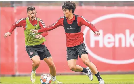  ?? FOTO: FREDERIC SCHEIDEMAN­N ?? Ao Tanaka hat gute Chancen, am Freitag in der Startelf zu stehen. Hier gewinnt er (re.) einen Trainingsz­weikampf gegen Dawid Kownacki.