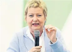  ?? FOTO: DPA ?? Spitzenkan­didatin Sylvia Löhrmann lief in der Jahrhunder­thalle in Bochum zu ihrer bisherigen Höchstform auf.