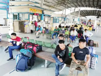  ?? ?? File photo shows passengers waiting for their buses at Sibu Express Bus Terminal. The CVLB Sarawak chief has assured the public that bus operators in the state will not raise their express bus economy ticket fare during this Hari Raya season.