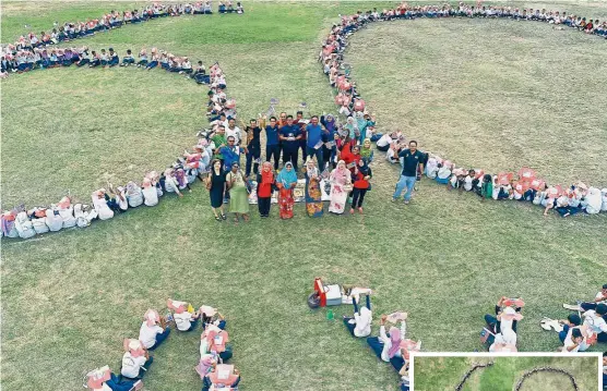  ??  ?? SK Puchong Perdana teachers and pupils waving the flag while in formation of ‘60’ and ‘Malaysia’. Unflagging patriotism: