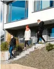  ?? Foto: Peter Koch ?? Nawalny (rechts) auf der Treppe seines Ferienhaus­es.