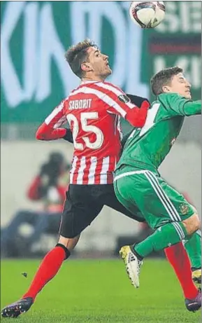  ?? CHRISTIAN BRUNA / EFE ?? Enric Saborit (dorsal 25) lucha por un balón ante el Rapid de Viena