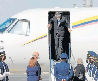  ?? Foto | Presidenci­a de Ecuador | LA PATRIA ?? La aeronave es un Embraer Legacy EMB- 135- BJ, con capacidad para 14 pasajeros, distribuid­os en tres cabinas con moquetas y asientos de cuero, y que dispone, además, de una cocina y una sala de equipaje. El aparato fue adquirido a la empresa brasileña Embraer por el Gobierno de Ecuador en 2008 por alrededor de 28 millones de dólares.