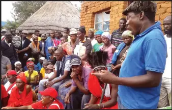  ??  ?? Mukotsanje­ra (right) addressing the crowd