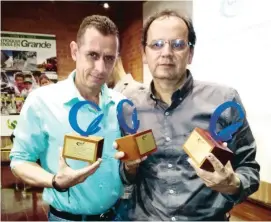  ?? FOTO ARCHIVO ?? Manuel Saldarriag­a con su premio, en compañía de José Guillermo, quien recibió los galardones de Diego.