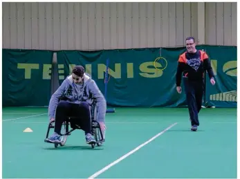  ??  ?? Les lycéens ont réalisé des sprints sur un fauteuil roulant : « C’est hyper physique » a confié Guillaume.