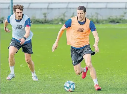  ?? FOTO: ATHLETIC CLUB ?? Óscar de Marcos
El futbolista de Laguardia conduce un balón durante un entrenamie­nto del Athletic