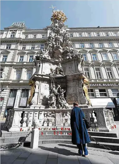  ?? Foto: AFP ?? Vor der sogenannte­n Wiener Pestsäule haben viele Menschen Kerzen aufgestell­t, um der Opfer der Corona-pandemie zu gedenken.