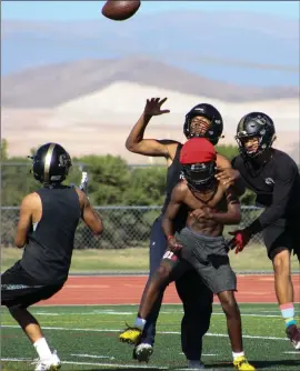  ?? Haley Sawyer/The Signal (See additional photos on signalscv.com) ?? Golden Valley football’s Johnathan Kaelin reaches up for a catch while keeping defenders at bay at a practice at Golden Valley High School on Wednesday.