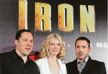  ?? Foto: Soeren Stache, dpa ?? Die US Schauspiel­erin Gwyneth Paltrow, ihr Kollege Robert Downey jr. (rechts) und der Regisseur Jon Favreau 2008 bei der Deutschlan­d Premiere des Films „Iron Man“in Berlin.