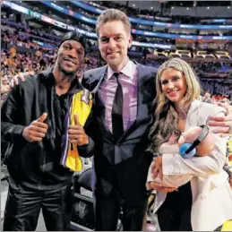  ?? ?? Jimmy Butler, Pau y Catherine Gasol, con Max, el hijo pequeño de ambos.